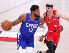 南宫28-包含德罗巴在快船比赛中关键助攻，回归赛场引发热议！的词条