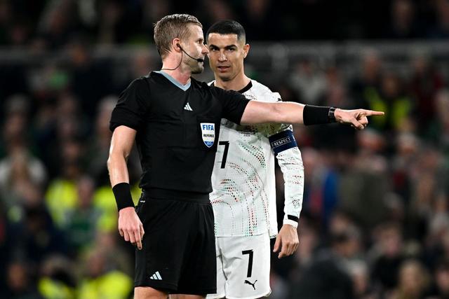 南宫娱乐-包含C罗爆冷击败巴塞罗那,回归赛场引爆全场!的词条